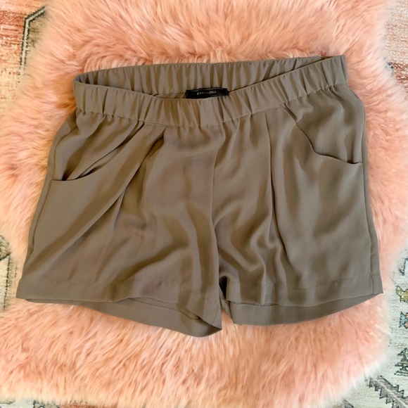 BCBG Max Azria Lightweight Olive Green Shorts with Elastic Waist & Pockets Small - Picture 3 of 11